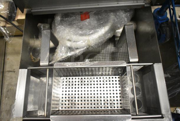 BRAND NEW SCRATCH AND DENT! 2024 Fryclone 259OFM85 85 lb. Low-Profile Portable Fryer Oil Filter Machine with 2-Way Pump. 120 Volts, 1 Phase. - Image 3 of 6
