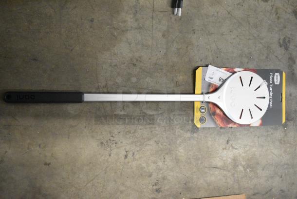 BRAND NEW SCRATCH AND DENT! Ooni Pizza Turning Peel - Image 1 of 3