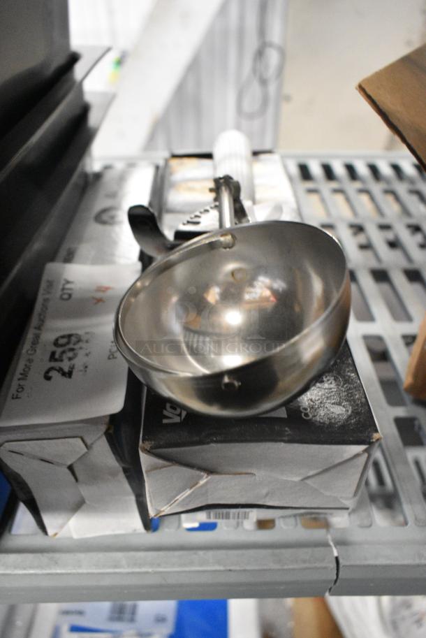 4 BRAND NEW SCRATCH AND DENT! Various Dishers Including Vollrath 47139 Jacob's Pride #6 White Thumb Press Disher - 5.33 oz.. 4 Times Your Bid! - Image 1 of 4