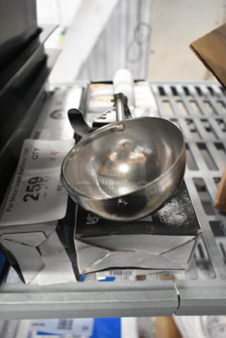 4 BRAND NEW SCRATCH AND DENT! Various Dishers Including Vollrath 47139 Jacob's Pride #6 White Thumb Press Disher - 5.33 oz.. 4 Times Your Bid!