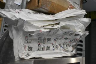 4 BRAND NEW SCRATCH AND DENT! 450101440 Vesture Microcore 10" x 14" Heavy-Duty Thermal Hot or Cold Pack - 40 oz.. 4 Times Your Bid!