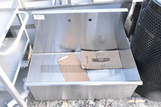 BRAND NEW SCRATCH AND DENT! Stainless Steel Single Bay Sink. No Legs.
