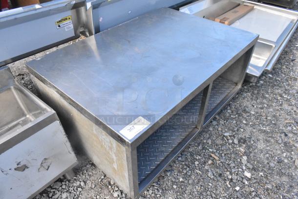 Stainless Steel Equipment Table w/ Under Shelf. - Image 2 of 4
