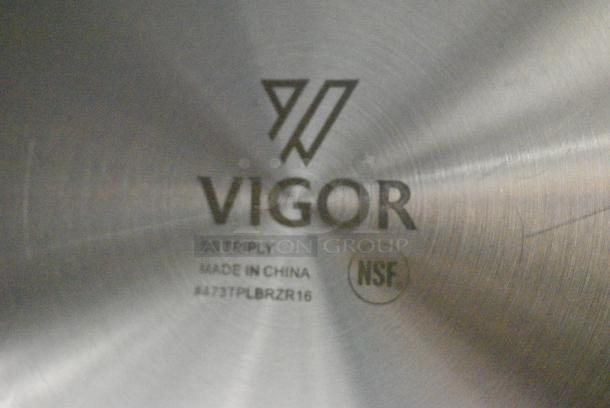 BRAND NEW SCRATCH AND DENT! Vigor 473TPLBRZR16 SS3 Series 16 Qt. Tri-Ply Stainless Steel Brazier with Cover. - Image 4 of 4