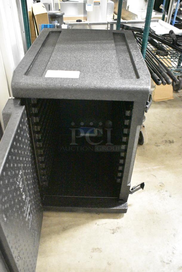 BRAND NEW SCRATCH AND DENT! Cambro Black Insulated Food Carrying Case. - Image 3 of 3