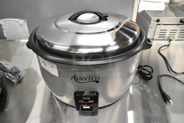 BRAND NEW SCRATCH AND DENT! Avantco 177RCB124 124 Cup (62 Cup Raw) Electric Rice Cooker / Warmer with Removable Lid . 240 Volts, 1 Phase. - Image 1 of 6