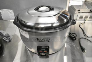 BRAND NEW SCRATCH AND DENT! Avantco 177RCB124 124 Cup (62 Cup Raw) Electric Rice Cooker / Warmer with Removable Lid . 240 Volts, 1 Phase.