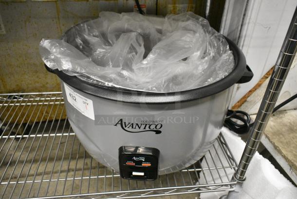 BRAND NEW SCRATCH AND DENT! Avantco 177RCB124 124 Cup (62 Cup Raw) Electric Rice Cooker / Warmer with Removable Lid . 240 Volts, 1 Phase. - Image 2 of 6