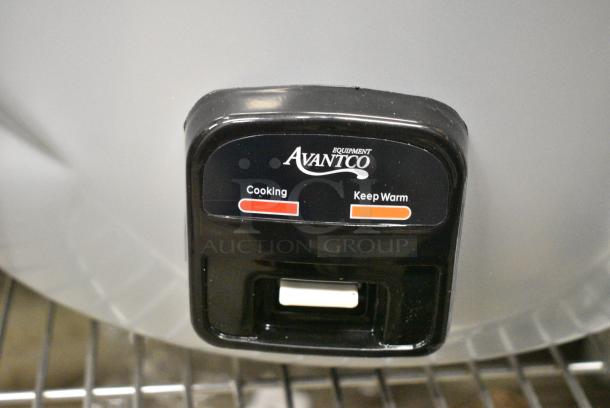 BRAND NEW SCRATCH AND DENT! Avantco 177RCB124 124 Cup (62 Cup Raw) Electric Rice Cooker / Warmer with Removable Lid . 240 Volts, 1 Phase. - Image 4 of 6