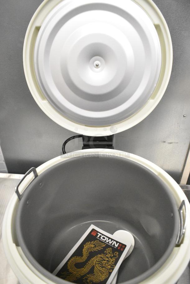 BRAND NEW SCRATCH AND DENT! Town 56919 92 Cup Commercial Rice Warmer with Stainless Steel Finish. 120 Volts, 1 Phase. - Image 4 of 6