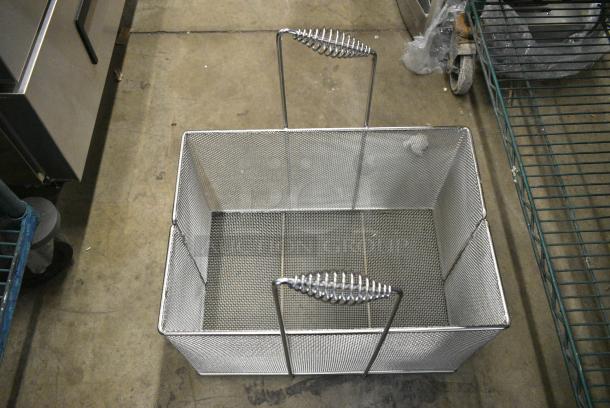 BRAND NEW SCRATCH AND DENT! Metal Fry Basket - Image 3 of 3