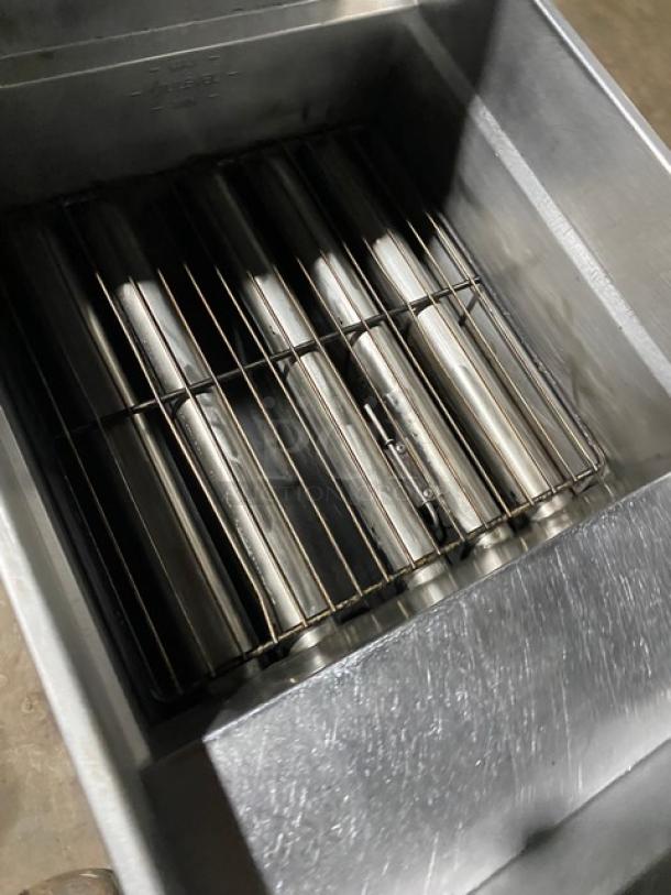 Pitco Solstice Supreme Series Commercial Stainless Steel Natural Gas Powered 75Lb Deep Fat Fryer! Enerygy Star Certified! With Backsplash & Fryer Basket Hanger! Model: SSH75 SN: G18CB091288! 115V! On Casters! Working When Removed! - Image 5 of 9