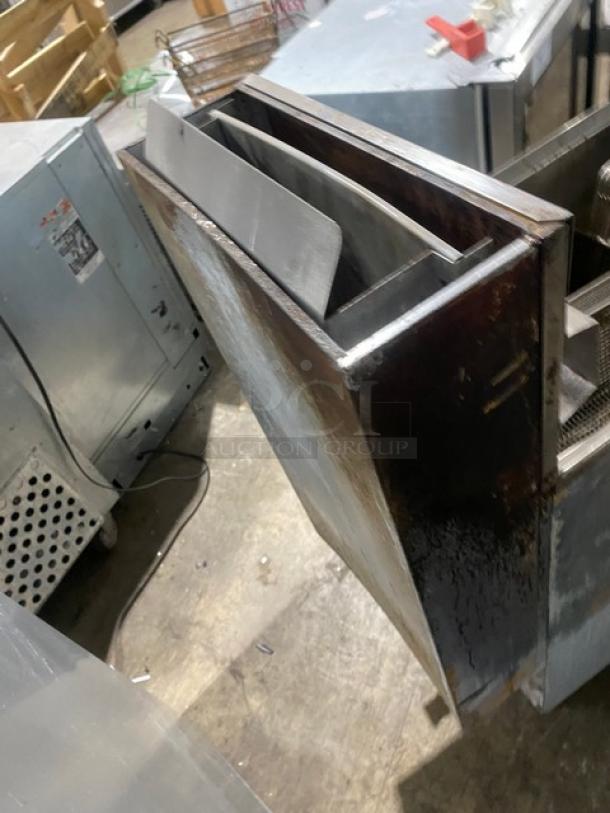 Cecilware Commercial Stainless Steel Natural Gas Powered Deep Fat Fryer! With Back Splash & Fryer Basket Hanger! With Frying Baskets! On Legs! - Image 4 of 7
