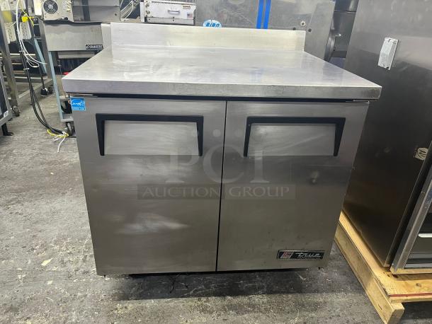 MUST SEE!! True TWT-36-HC 36" Worktop Refrigerator w/ (2) Sections, 115v - Image 1 of 6