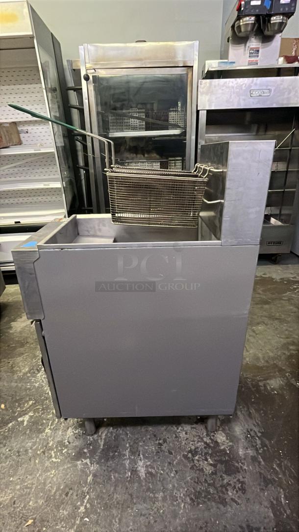 Avantco Natural Gas 40 lb. Stainless Steel Floor Fryer with Casters - 90,000 BTU - Image 3 of 5