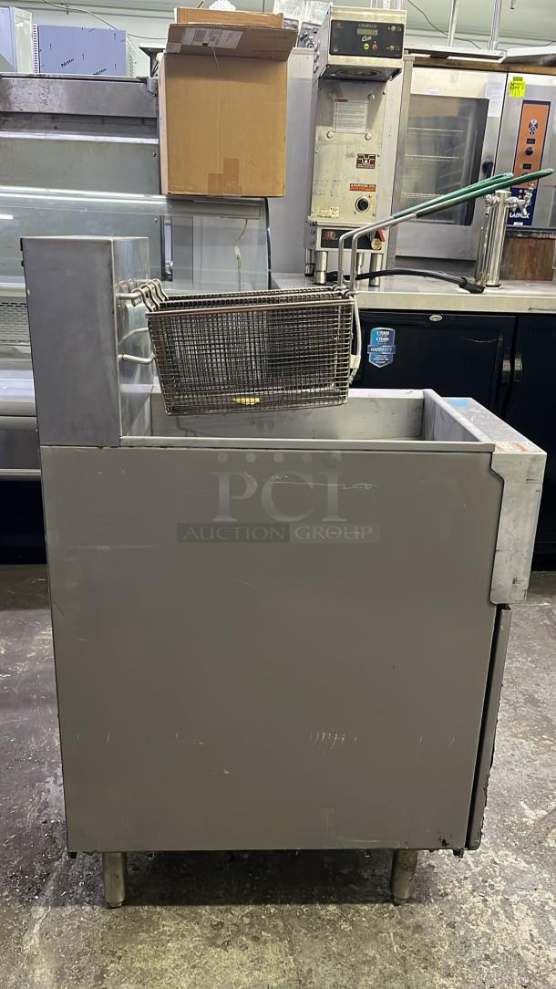 Avantco Natural Gas 40 lb. Stainless Steel Floor Fryer with Casters - 90,000 BTU - Image 4 of 5