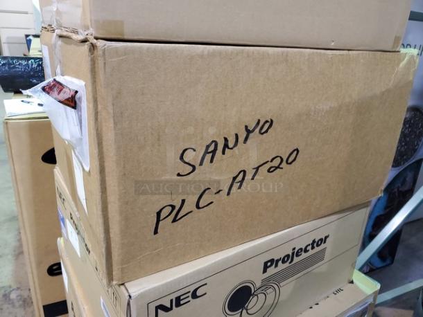 Sanyo PLC-XT20 Projector! New in box! - Image 3 of 3