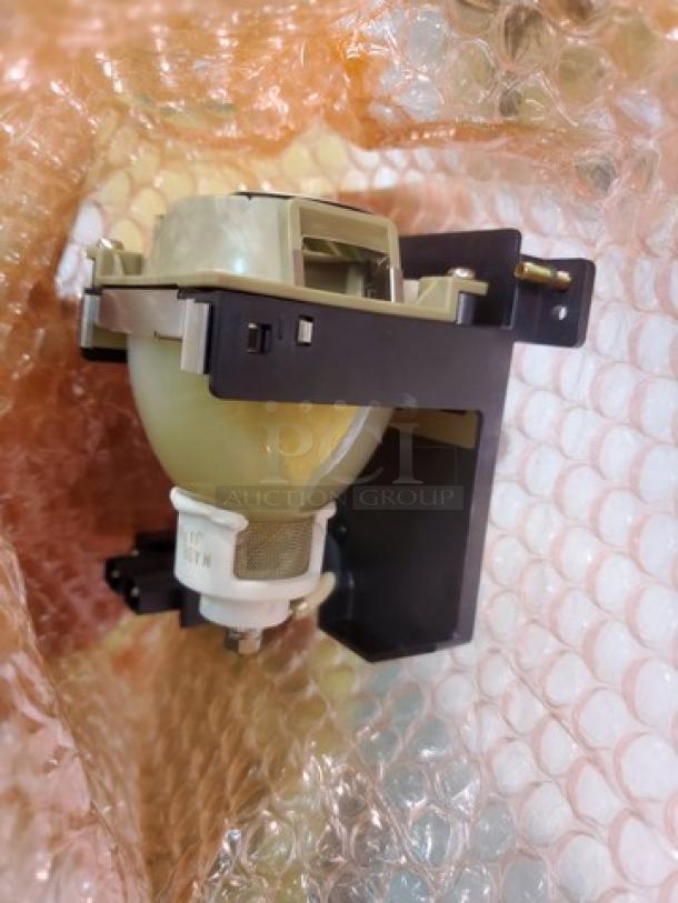 Mitsubishi VLT-XD200LP Replacement Lamp for the XD 200 and SD200 DLP Projectors. - Image 1 of 4
