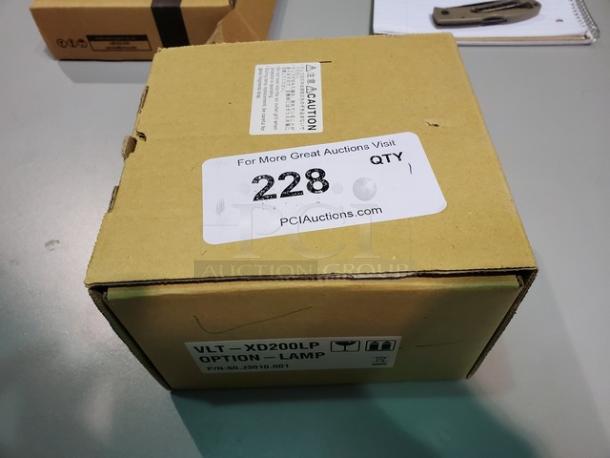 Mitsubishi VLT-XD200LP Replacement Lamp for the XD 200 and SD200 DLP Projectors. - Image 2 of 3