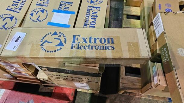Extron View Thumbnail - Retractor VGA-A	Retractor VGA-A	VGA M-M and 3.5 mm Stereo; 3 feet (90 cm) - Image 3 of 4