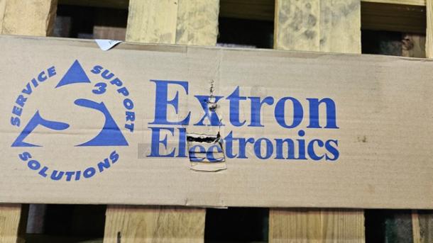 Extron Retractor XL Network	Network CAT6; 5 feet (152 cm)	Part Number: 70-1066-03 - Image 2 of 4