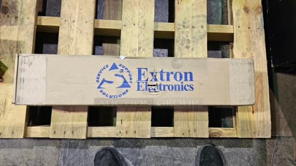Extron Retractor XL Network	Network CAT6; 5 feet (152 cm)	Part Number: 70-1066-03 - Image 3 of 4