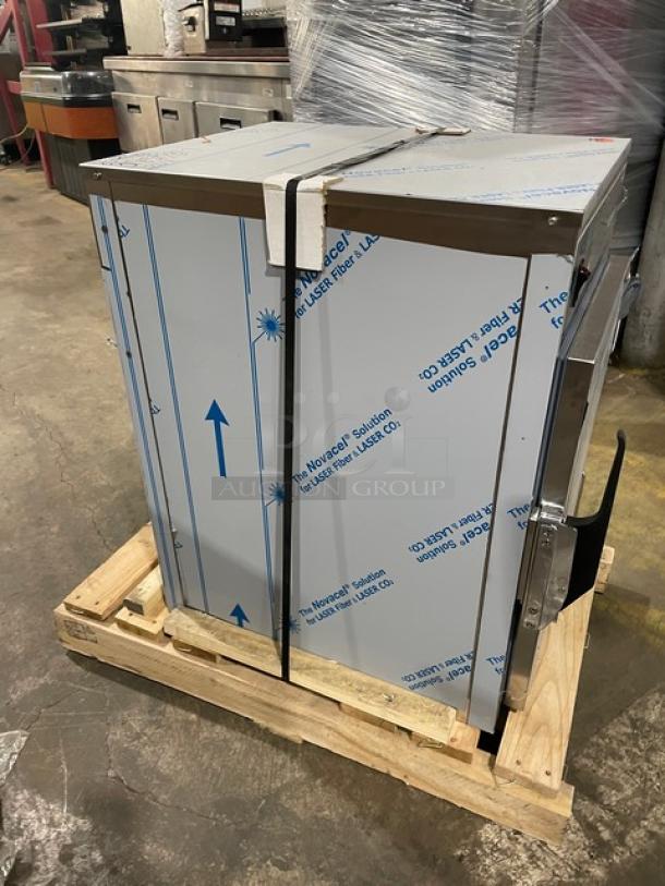 New In The Box! Alto-Shaam! Late Model 2022! Halo Heat Series Commercial Stainless Steel 6 Pan Mobile Holding Cabinet! With Built In Pan Holding Racks & Wire Racks! Model: 500-S SN: 3185123-7! 120V 1 Phase! - Image 3 of 9