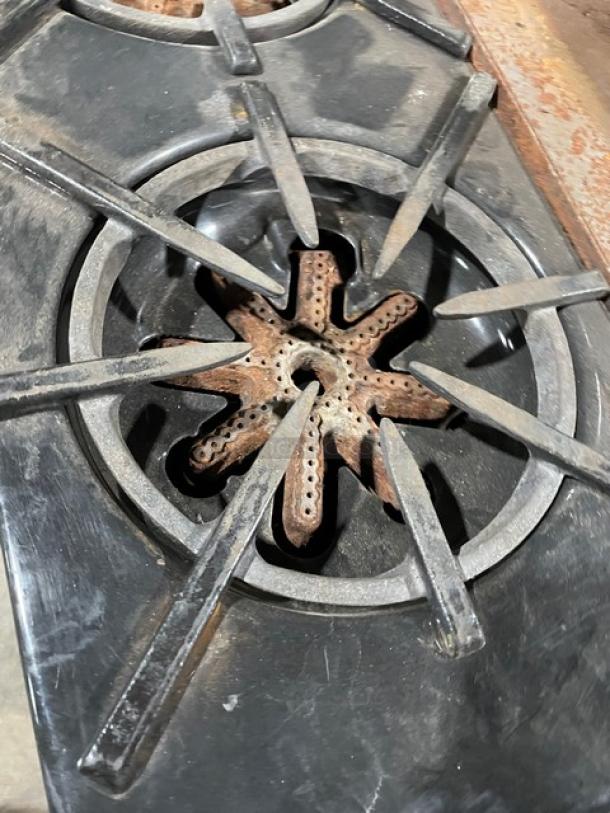 Garland Commercial Stainless Steel Natural Gas Powered 4 Burner Range/Flat Griddle Split Top & Oven Combo! With Wired Oven Rack! With Back Splash & Garland Natural Gas Powered Salamander Broiler/Cheese Melter Overhead! On Legs! - Image 6 of 10