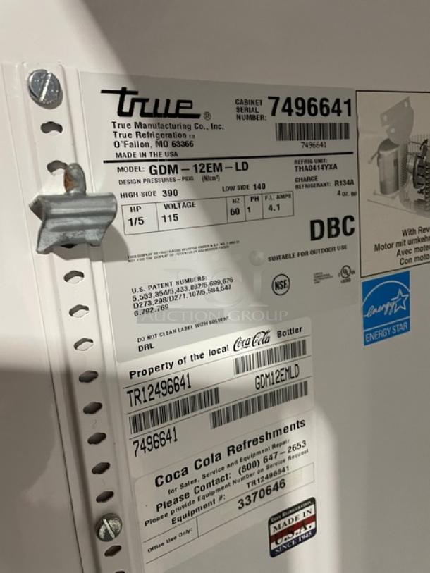 True Coca-Cola Style Commercial Black Single Glass Door Reach In Refrigerator Merchandiser! With Poly Coated Wire Racks! Model: GDM-12EM-LD SN: 7496641! 115V 1 Phase! - Image 7 of 9