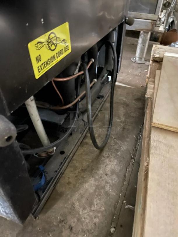 True Coca-Cola Style Commercial Black Single Glass Door Reach In Refrigerator Merchandiser! With Poly Coated Wire Racks! Model: GDM-12EM-LD SN: 7496641! 115V 1 Phase! - Image 9 of 9