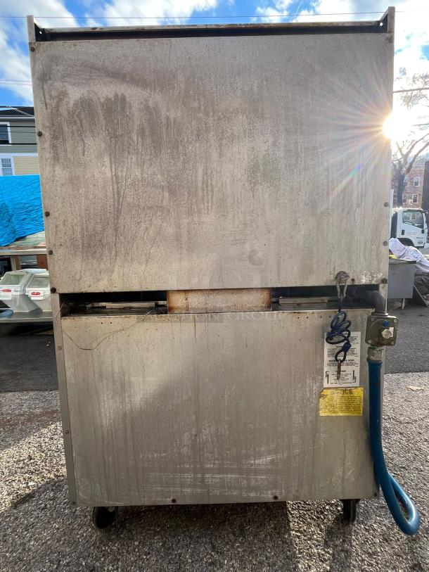 AWESOME Southbend S36D 6 Burner Natural Gas Restaurant Range w/ Standard Oven - Image 3 of 6