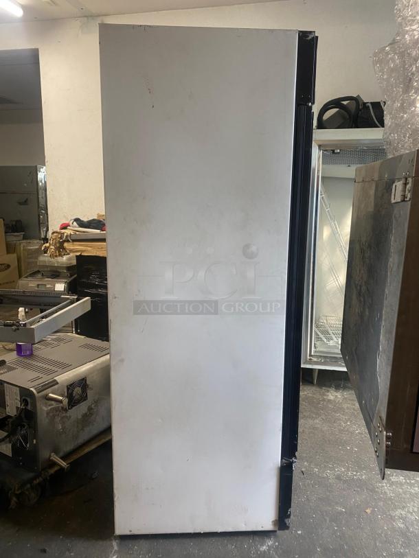 TRUE GDM-49f - Two Section Glass Hinged Door Bottom Mounted 49 cu ft Freezer Merchandisers no compressor - Image 2 of 3