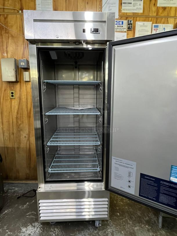 STAINLESS STEEL Dukers 1 Door Commercial Reach In Refrigerator D28R - Image 2 of 9