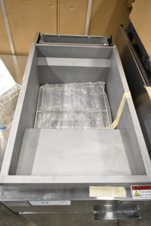 BRAND NEW! 2017 Migali C-F50-NG Stainless Steel Commercial Natural Gas Powered Deep Fat Fryer w/ 2 Metal Fry Baskets. 136,000 BTU. Serial C-F50-NGUSB100317070700920043 - Image 6 of 9