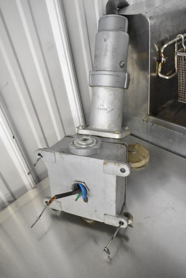 Frymaster SR14ESD Stainless Steel Commercial Floor Style Electric Powered Deep Fat Fryer w/ 2 Metal Fry Baskets. 240 Volts, 1 Phase. - Image 2 of 6