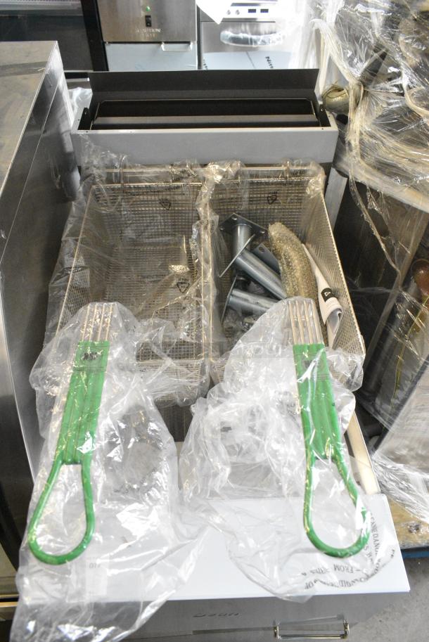 BRAND NEW SCRATCH AND DENT! 2024 Dean SR162GN Stainless Steel Commercial Floor Style Super Runner Natural Gas Floor Fryer w/ 2 Metal Fry Baskets 60-75 lb. 150,000 BTU. - Image 3 of 7