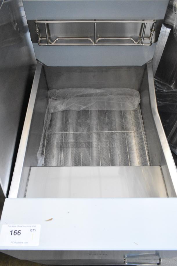 BRAND NEW SCRATCH AND DENT! 2024 Dean SR162GN Stainless Steel Commercial Floor Style Super Runner Natural Gas Floor Fryer w/ 2 Metal Fry Baskets 60-75 lb. 150,000 BTU. - Image 5 of 7