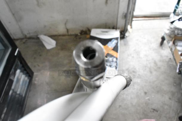 BRAND NEW SCRATCH AND DENT! White Hose - Image 3 of 3