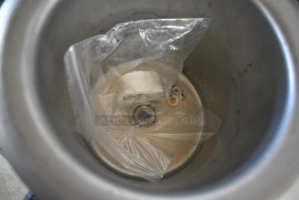 BRAND NEW SCRATCH AND DENT! 2024 Avantco 177TPSW4 Stainless Steel 4 Quart Insulated Warmer. 120 Volts, 1 Phase. Tested and Working! - Image 2 of 5