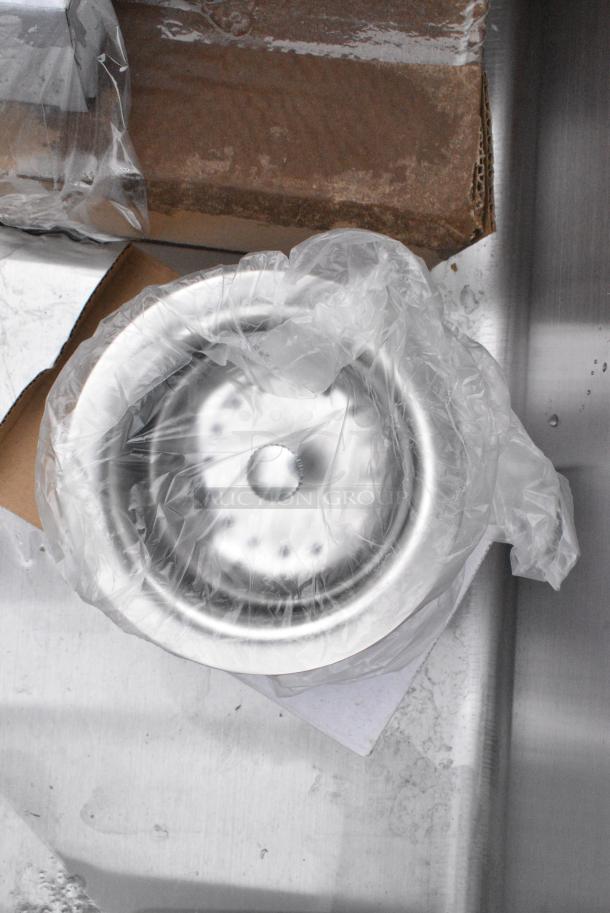 BRAND NEW SCRATCH AND DENT! Stainless Steel 2 Bay Sink. - Image 4 of 5