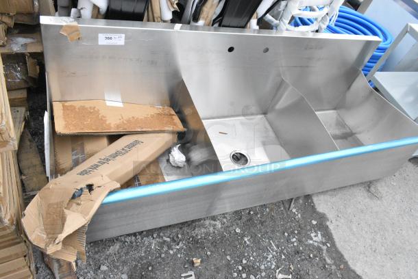 BRAND NEW SCRATCH AND DENT! Stainless Steel Commercial 3 Bay Sink. - Image 1 of 6