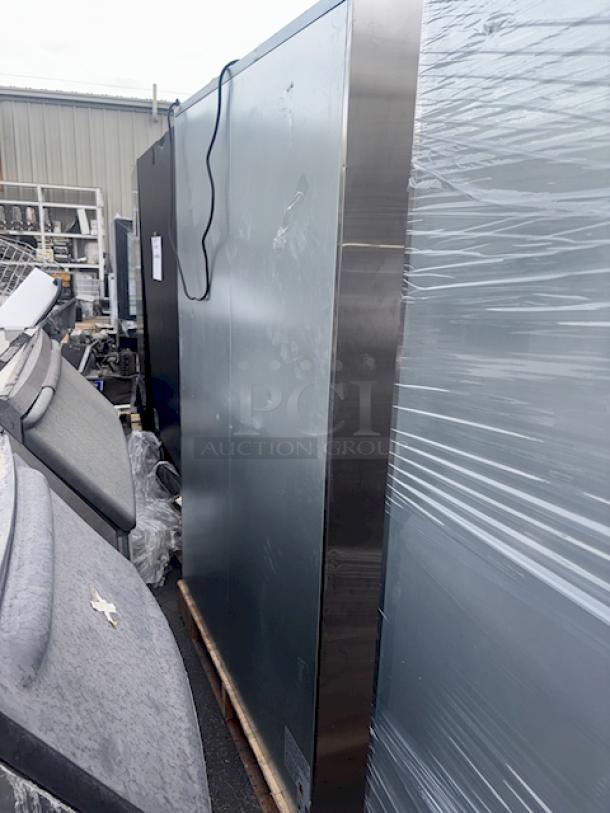 BRAND NEW SCRATCH & DENT! Avantco Z2-R-HC 54" Solid Door Stainless Steel Reach-In Refrigerator. 115v 54 x 32-3/16 x 81-11/16, Serial: 211565611 6868 2409. - Image 3 of 6
