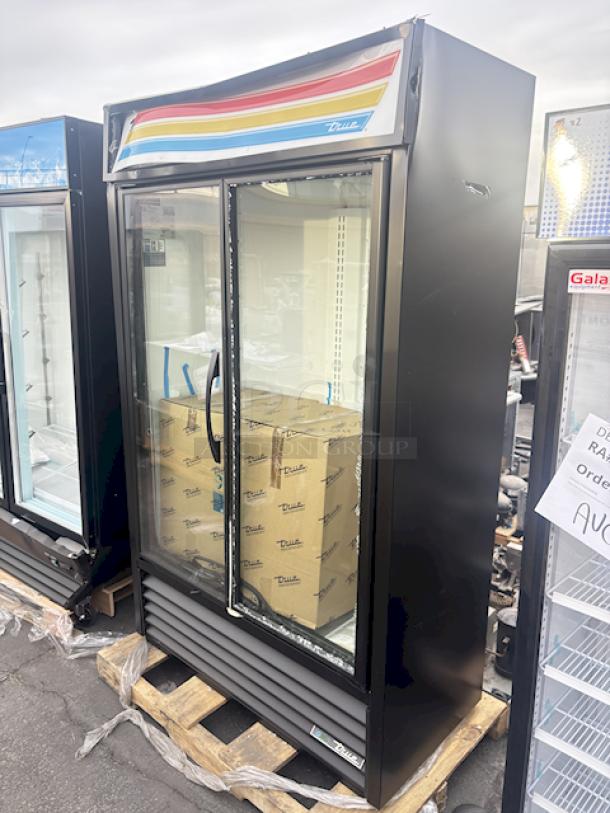 BRAND NEW SCRATCH & DENT! True TVM-48SL-HC~VM01 47 1/8" Black Narrow / Low Profile Refrigerated Glass Door Merchandiser with LED Lighting. 115v/60hz/1ph/4.2Amp.  S/N: 10951141 The top layer of glass on the right side door is shattered. the back side panel is dented. The top display is warped and dented. See photos. - Image 4 of 5
