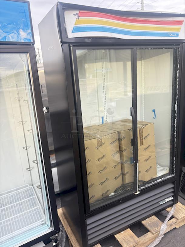 BRAND NEW SCRATCH & DENT! True TVM-48SL-HC~VM01 47 1/8" Black Narrow / Low Profile Refrigerated Glass Door Merchandiser with LED Lighting. 115v/60hz/1ph/4.2Amp.  S/N: 10951141 The top layer of glass on the right side door is shattered. the back side panel is dented. The top display is warped and dented. See photos. - Image 5 of 5