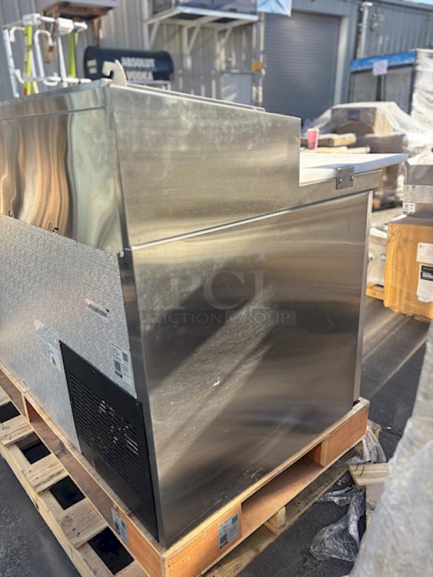 BRAND NEW SCRATCH & DENT! Avantco APPT-71-HC 71" 2 Door Refrigerated Pizza Prep Table. S/N: 305397730 Missing Power Cord and On/Of Control Switch. - Image 5 of 8