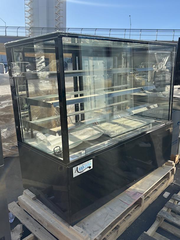 BRAND NEW SCRATCH & DENT! Avantco BC-60-SB 60" Black Square Refrigerated Bakery Display Case with LED Lighting. S/N: 5499919233882004. 115V/60Hz/9.6Amps, On Commercial Locking Casters, 59" x 29" x 53-1/2". In Working Order. Top Pane Of Glass Is Damaged. Production Date: 07-MAR-2024 - Image 3 of 8
