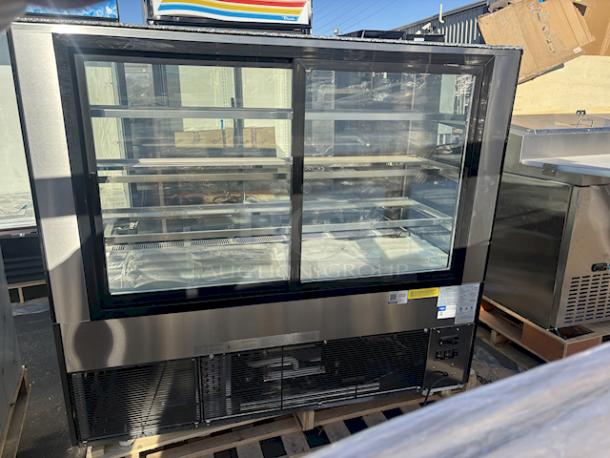 BRAND NEW SCRATCH & DENT! Avantco BC-60-SB 60" Black Square Refrigerated Bakery Display Case with LED Lighting. S/N: 5499919233882004. 115V/60Hz/9.6Amps, On Commercial Locking Casters, 59" x 29" x 53-1/2". In Working Order. Top Pane Of Glass Is Damaged. Production Date: 07-MAR-2024 - Image 4 of 8