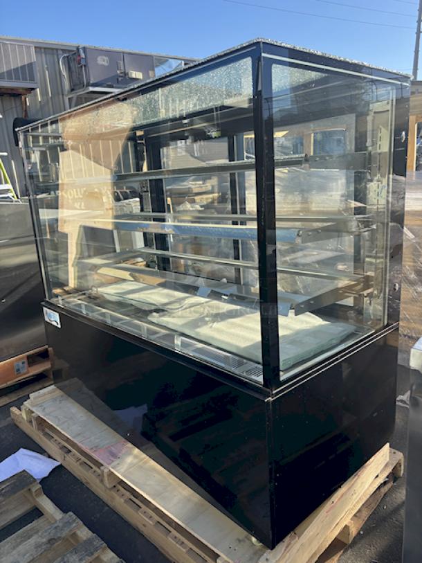 BRAND NEW SCRATCH & DENT! Avantco BC-60-SB 60" Black Square Refrigerated Bakery Display Case with LED Lighting. S/N: 5499919233882004. 115V/60Hz/9.6Amps, On Commercial Locking Casters, 59" x 29" x 53-1/2". In Working Order. Top Pane Of Glass Is Damaged. Production Date: 07-MAR-2024 - Image 6 of 8