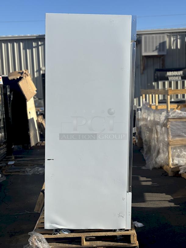 BRAND NEW SCRATCH AND DENT! Avantco GDC-24F-HC 31" White Customizable Swing Glass Door Merchandiser Freezer with LED Lighting 115V/60Hz/1Ph/7.6Amp/1hp/R290 refrigerant. S/N: 863373857. Unit is Scratched & Dented. See Photos. In Working Order. - Image 4 of 9