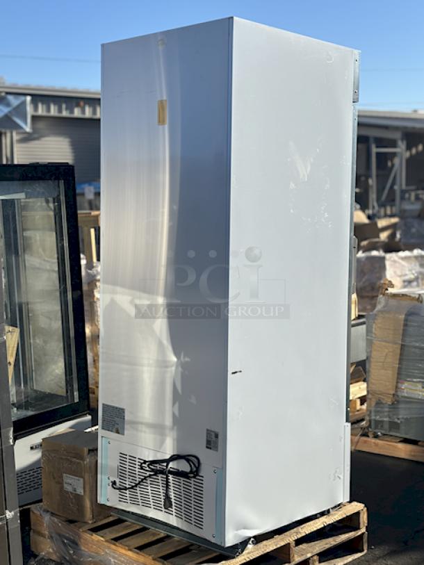 BRAND NEW SCRATCH AND DENT! Avantco GDC-24F-HC 31" White Customizable Swing Glass Door Merchandiser Freezer with LED Lighting 115V/60Hz/1Ph/7.6Amp/1hp/R290 refrigerant. S/N: 863373857. Unit is Scratched & Dented. See Photos. In Working Order. - Image 5 of 9